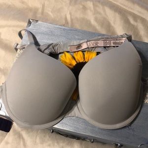 Victoria Secret t- shirt push up bra 36b